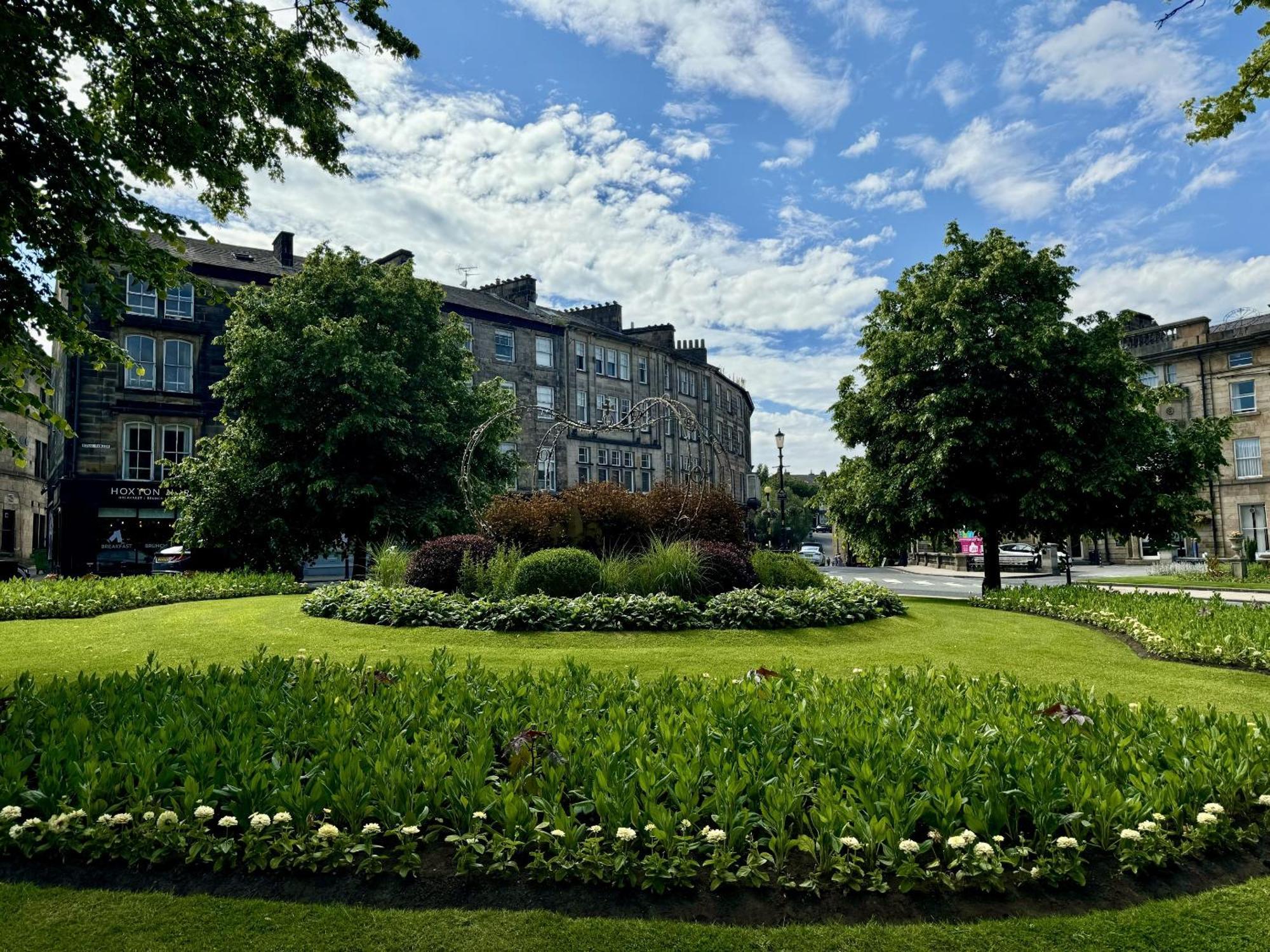 The Yorkshire Crown - Luxury Apartment - Free Parking Nearby Harrogate Buitenkant foto