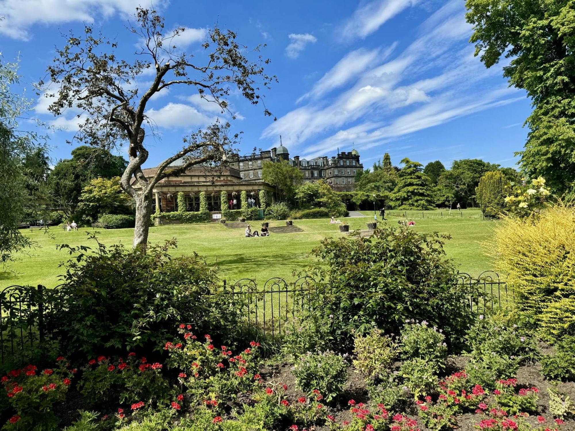 The Yorkshire Crown - Luxury Apartment - Free Parking Nearby Harrogate Buitenkant foto